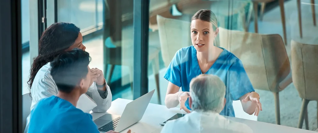 Varios médicos reunidos en un seminario formativo